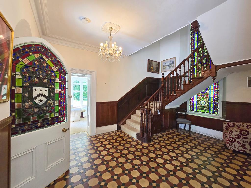 Lot: 67 - DETACHED PERIOD HOUSE WITH SEPARATE DETACHED COTTAGE ON LARGE PLOT - Entrance hall
